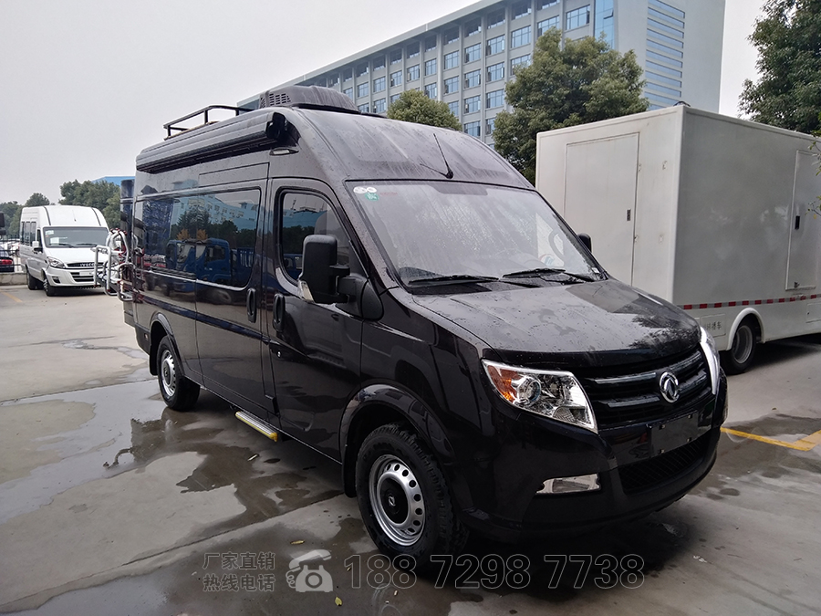 東風禦風長軸高頂B型房車自動擋外觀一