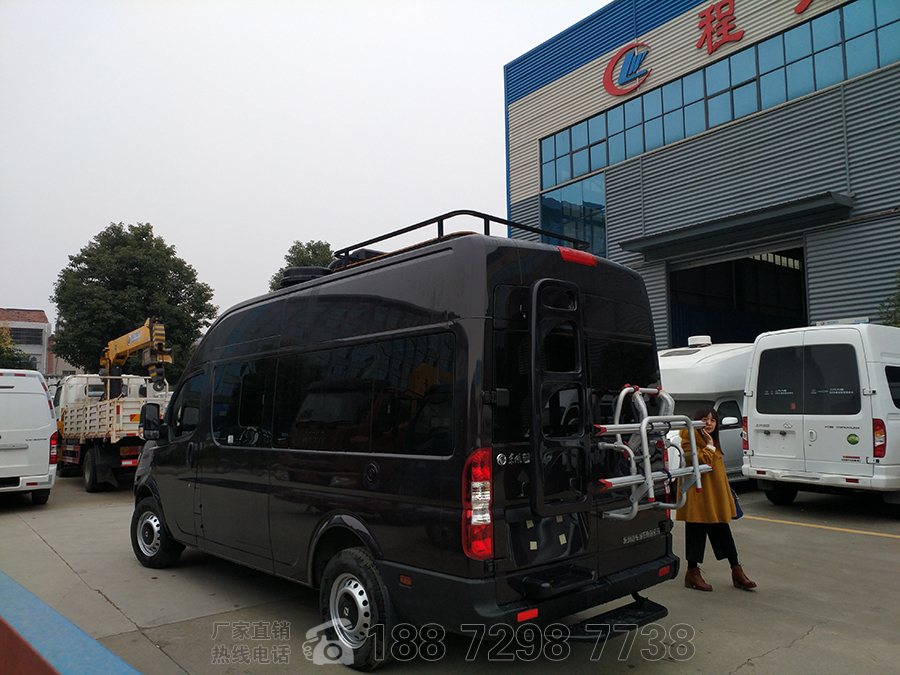 東風禦風長軸高頂B型房車自動擋外觀三