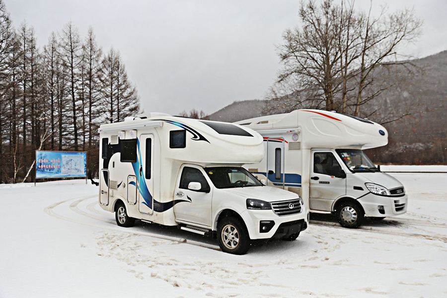 雪地裏的房車