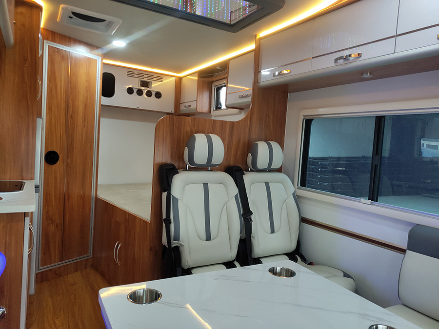 上汽大通V90C型房車-豎床+後置衛生間+奔馳座椅
