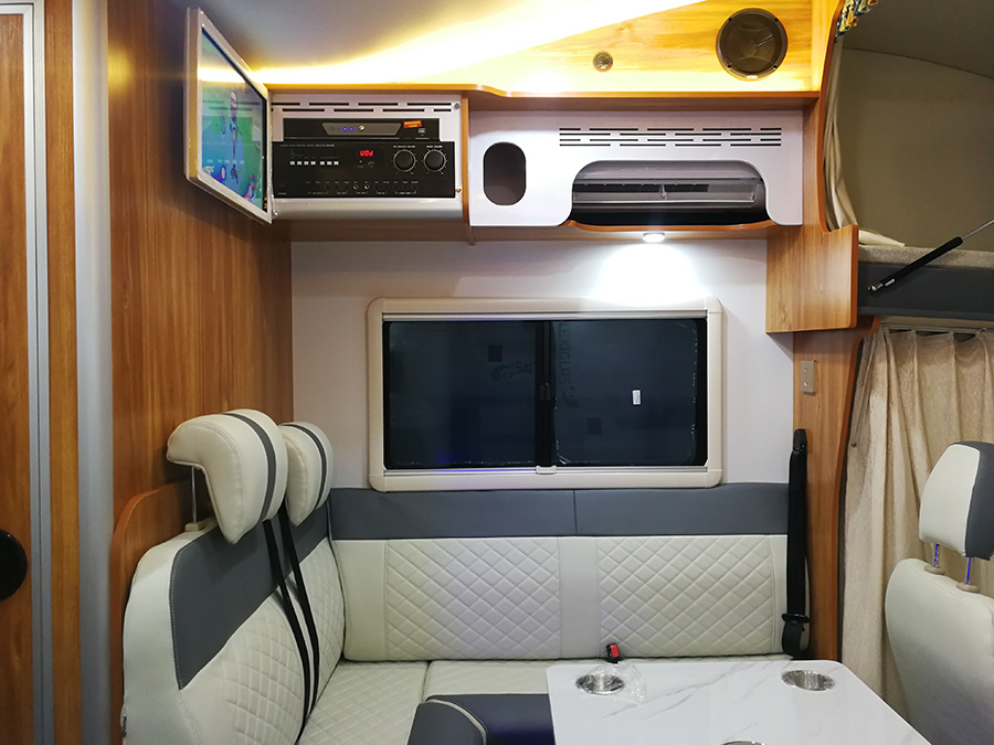 上汽大通V90C型房車-中置衛生間+L型沙發+卡拉OK點歌係統