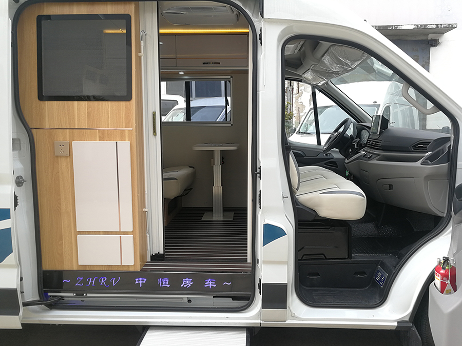 上汽大通V90加長軸高頂房車-後豎床1